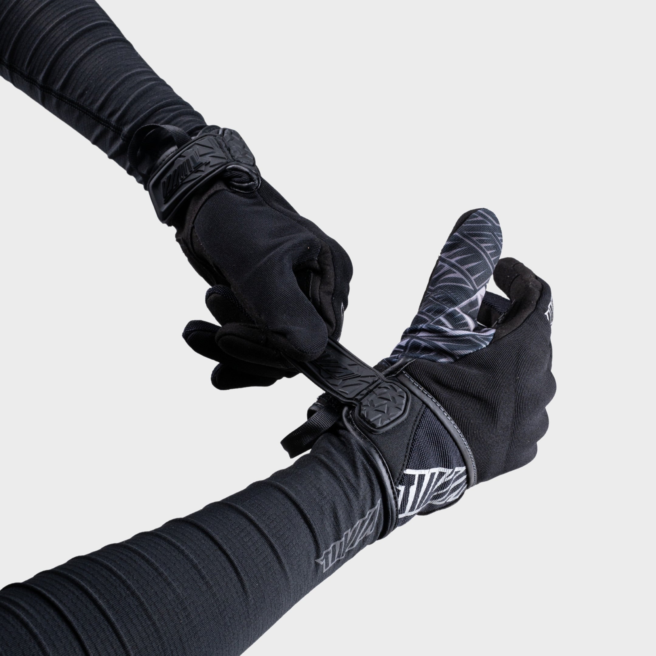 Street Gloves Shadow + Snow Mist Arm Sleeves Combo