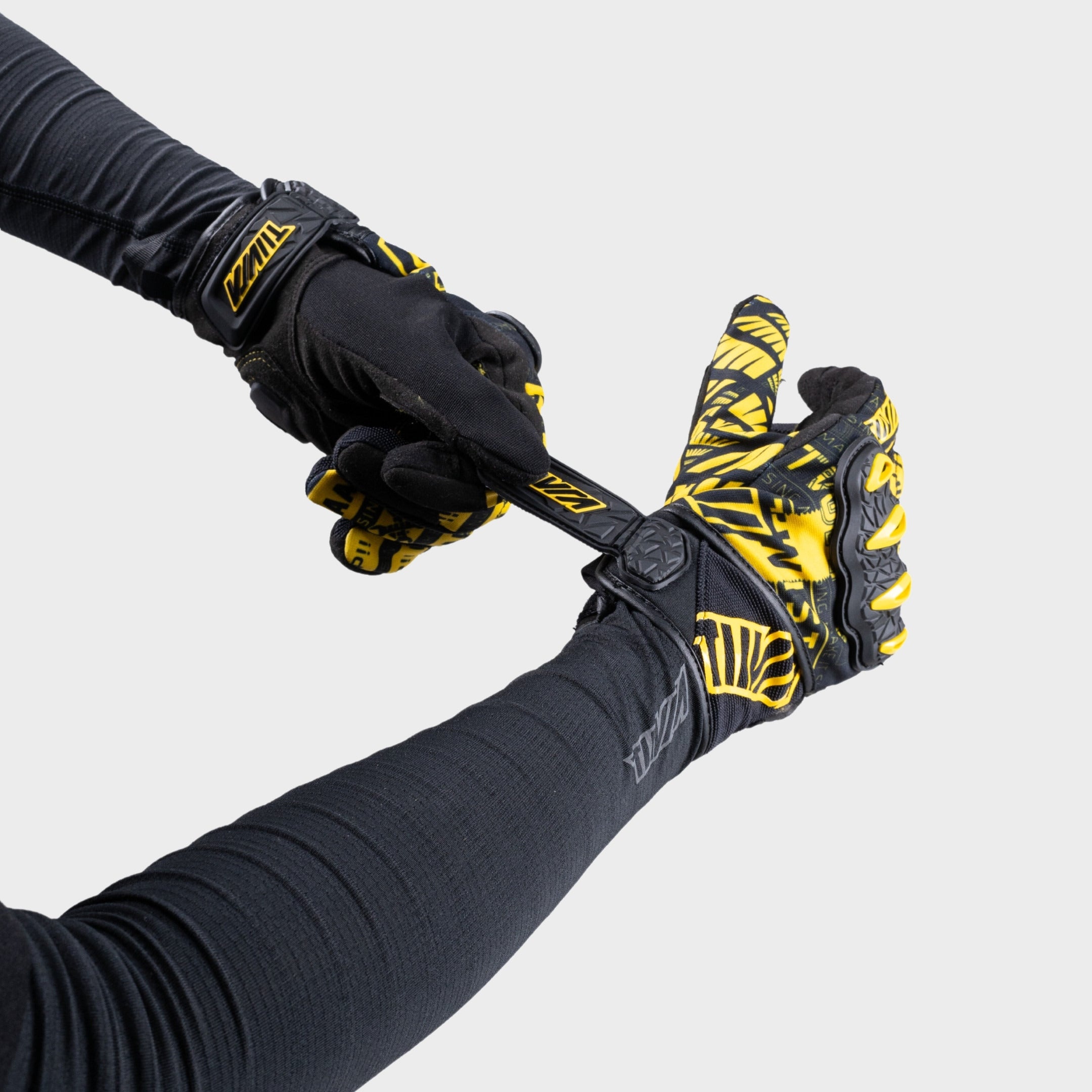 Street Gloves Twister + OG Shadow Arm Sleeves Combo